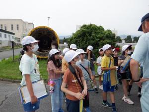 外での見学の様子（４）