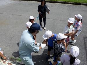 外での見学の様子（３）