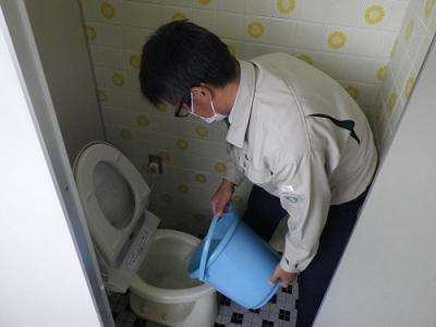 バケツの水でトイレ流し