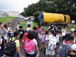 外での見学の様子（４）