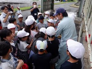 外での見学の様子（３）