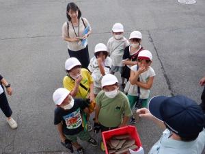 外での見学の様子（２）