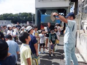 外での見学の様子（３）