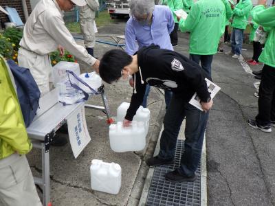 給水容器の重さ体験