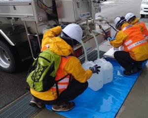給水車から水を配る様子