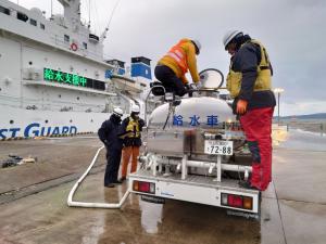 巡視船から補水