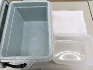 容器、発泡スチロールの箱、タオル