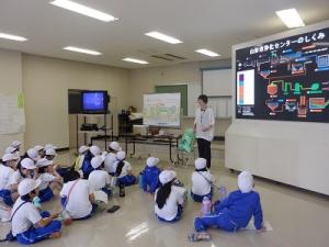 P R棟で児童が話を聞く様子