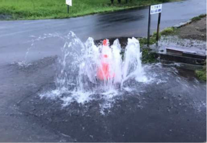 汚水あふれるマンホール