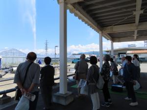 水道管の穴から勢いよく水が噴き出す様子