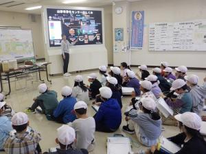 屋内での説明の様子