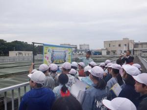 屋外での見学の様子（１）