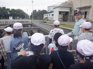 屋外での見学の様子（２）