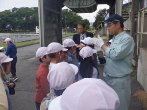 屋外での見学の様子（3）