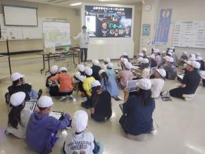 屋内での説明の様子