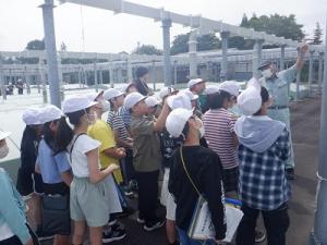 屋外での見学の様子（１）
