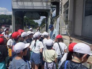 外での見学の様子(２)