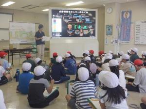 屋内での説明の様子