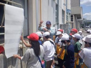 外での見学の様子（3）