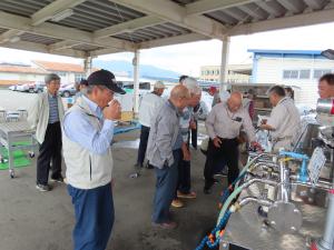 給水車の水を飲む参加者