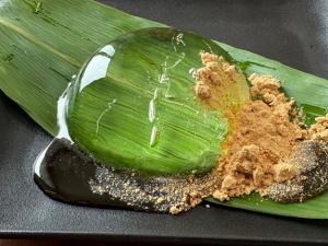 きな粉をかけた水ゼリー