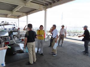 給水車の水を飲む参加者