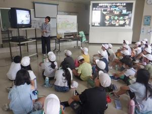 屋内での見学の様子