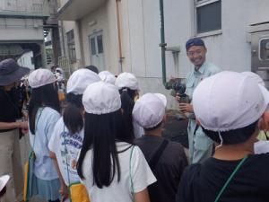 外での見学の様子（2）