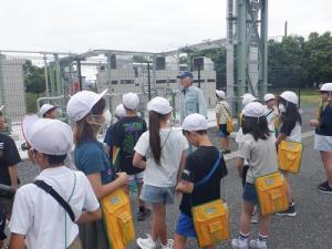 外での見学の様子（4）