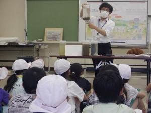 屋内での見学の様子（2）