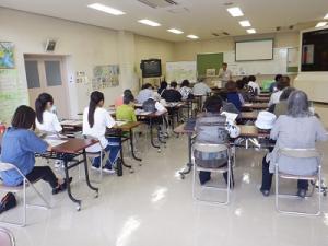 屋内での説明の様子(１)