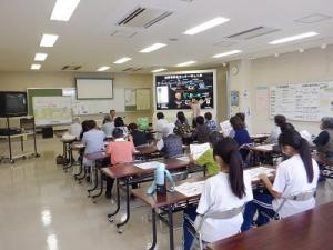 屋内での説明の様子(2)