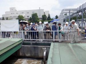 外での見学の様子（2）