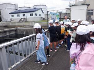 外での見学の様子（２）