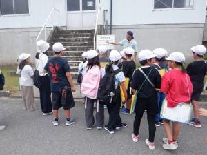 外での見学の様子（３）