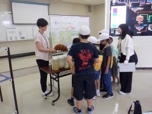 屋内での説明の様子