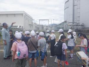 外での見学の様子（3）