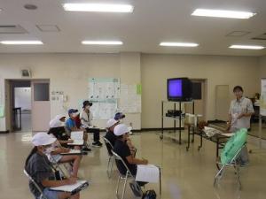 屋内での説明の様子