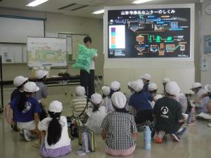 屋内での説明の様子