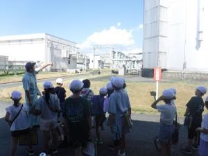 外での見学の様子（４）