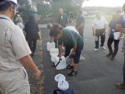 給水容器の重さ体験