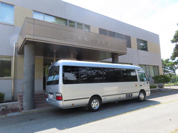 松原浄水場の前に停車しているマイクロバス