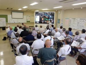 屋内での説明の様子（１）