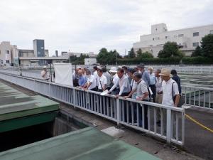 外での見学の様子（2）
