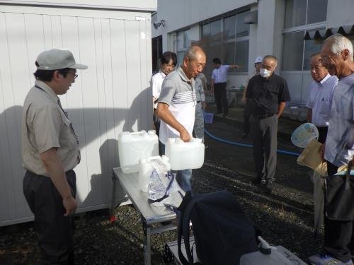 給水容器の重さ体験