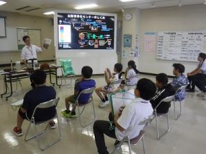 屋内での説明の様子