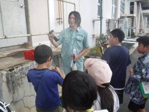 屋外の設備を見学する様子(２)