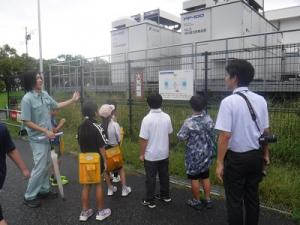 屋外の設備を見学する様子(3)