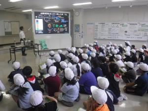 屋内での説明の様子