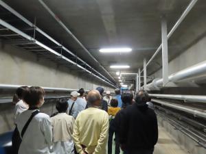 送水管室を見学する参加者